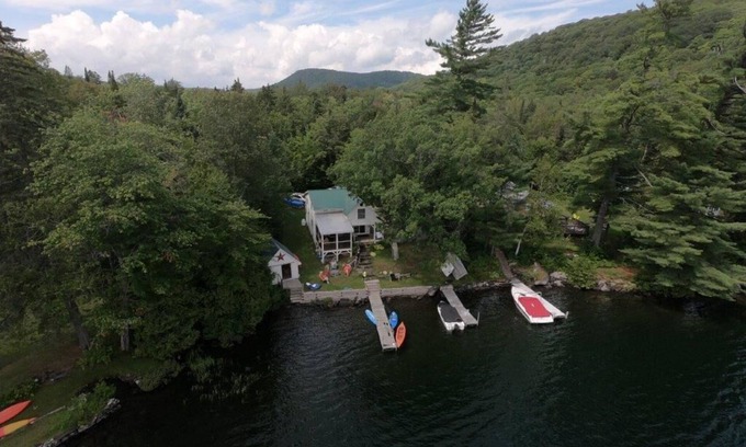 Glover Cabaña | Waterfront cottage on beautiful Vermont lake
