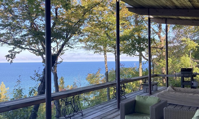 Northport Cabaña | Una cabaña privada, construida a mano con vista al lago Michigan, a 3 millas de Northport