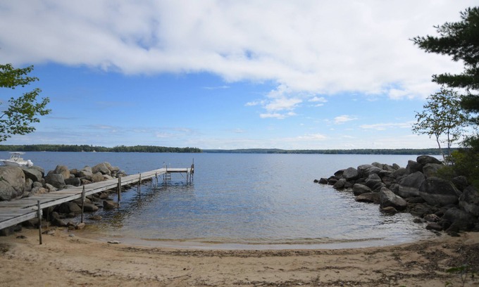 Standish Chalet De Esquí | Waterfront Cottage on Frye Island with Sandy Beach and Stunning Sunrises!
