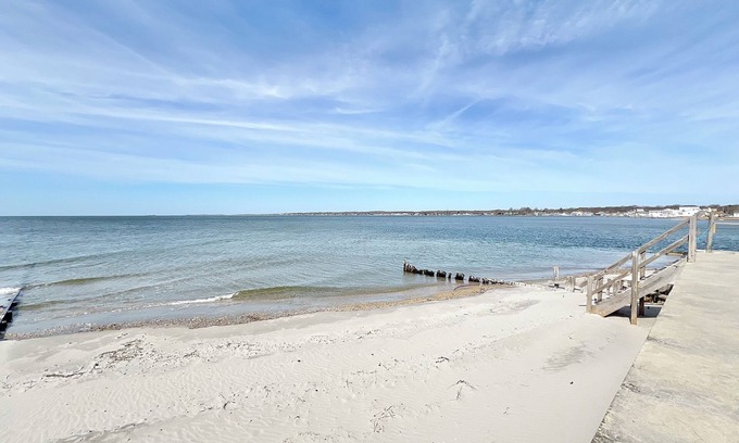 Old Saybrook Cabaña | Waterfront cottage with private beach!