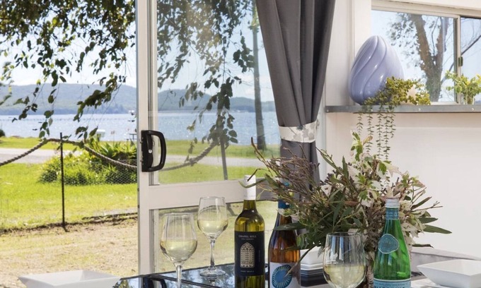 Swan Bay Casa | Waterfront Cottage – Stay 3, Pay 2!