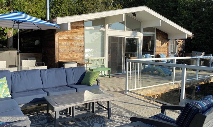 Tobermory Cabaña | Waterfront cottage with a view! Kayaks included