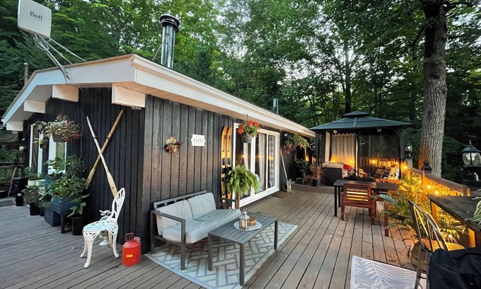 Windermere Cabina | Waterfront Cottage with Beach, Bunkie, BBQ, Boat Slip & 10/10 Lake Views!