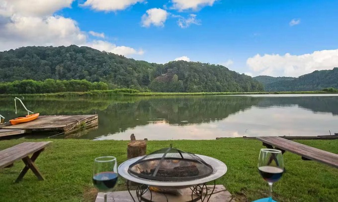 Draper Casa | Waterfront Cottage with Private Dock on Claytor Lake. Pet Friendly!