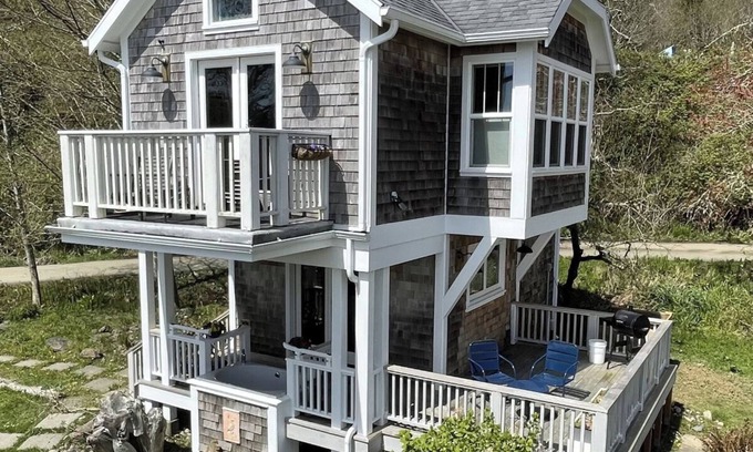 Ilwaco Cabaña | Waterfront Cottage With Outdoor Soaking Tub and Private Pier