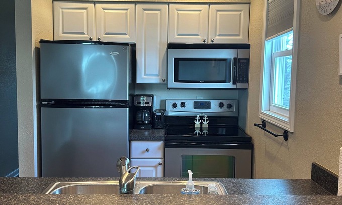 Oak Harbor Condominio | Waterfront Cozy 1 Bedroom Condo on the inlet to Lake Erie boat dock steps away.