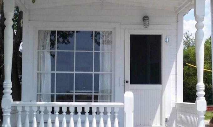 Sauble Beach Cabaña | Waterfront, cozy, clean one bedroom, newly renovated cottage