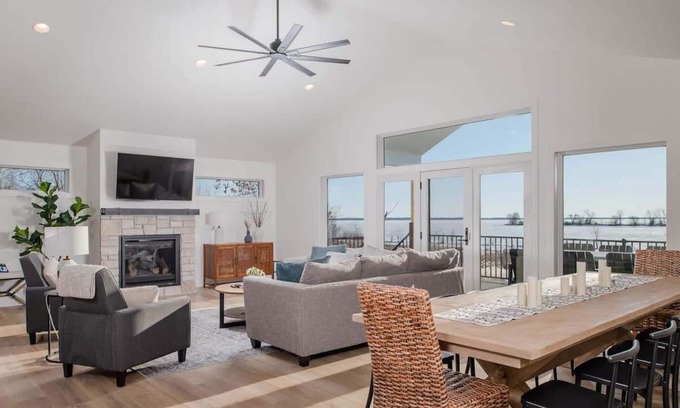 Larsen Casa | Waterfront, Dock, Sleeps 8, EV Charger