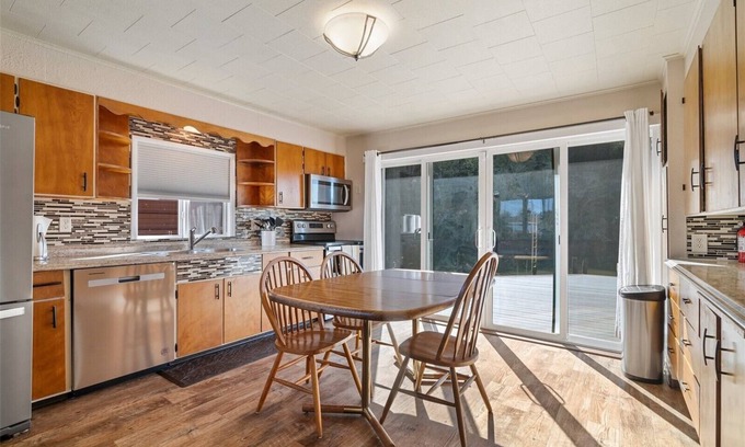 Aberdeen Casa | Waterfront, Dogs OK!, Fenced, Fishing, Kayaks, Hot tub, W/D, Smores, Crab Pots