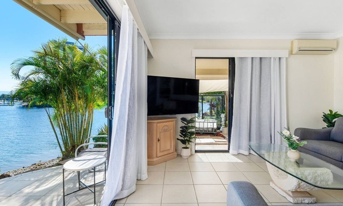 Mermaid Waters Casa | Waterfront Escape in Mermaid Waters