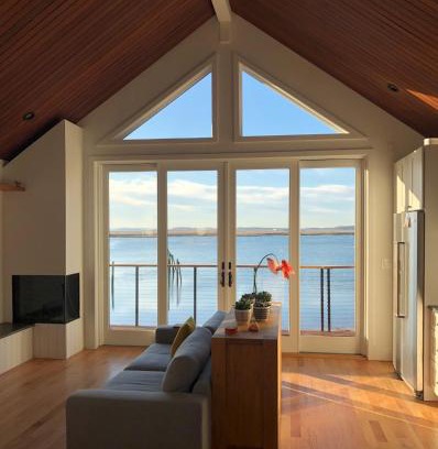 Harbor View - Orient Heights Villa | Waterfront Escape - Close to Airport & Downtown