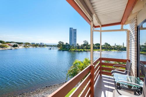 Mermaid Waters Casa | Waterfront Escape in Mermaid Waters - CoastHM