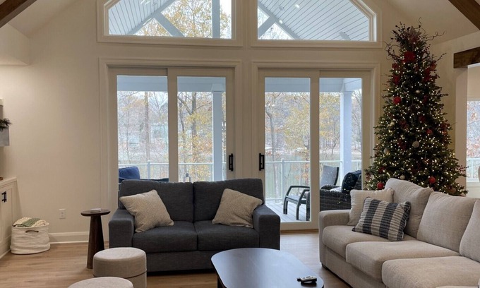 Eddyville Casa | Waterfront escape on Lake Barkley with a gentle slope and private dock.