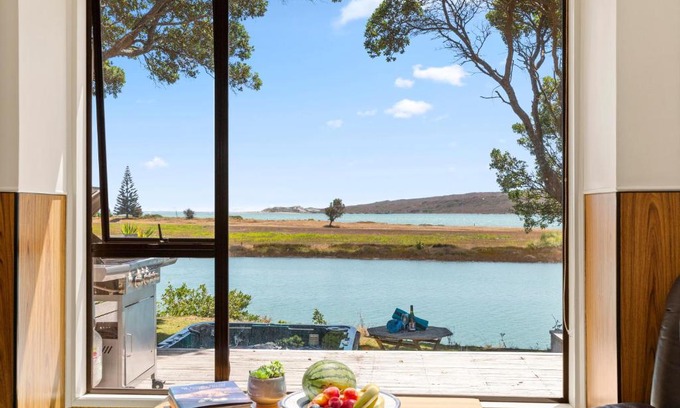 Raglan Casa | Waterfront Estuary Escape - Raglan Holiday Home