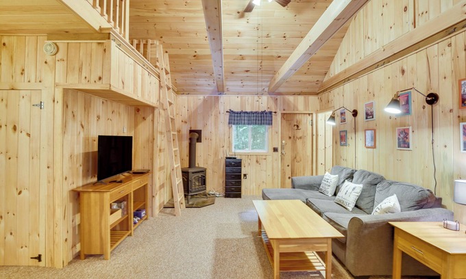 Kents Hill Cabina | Waterfront Fayette Vacation Rental on Parker Pond!