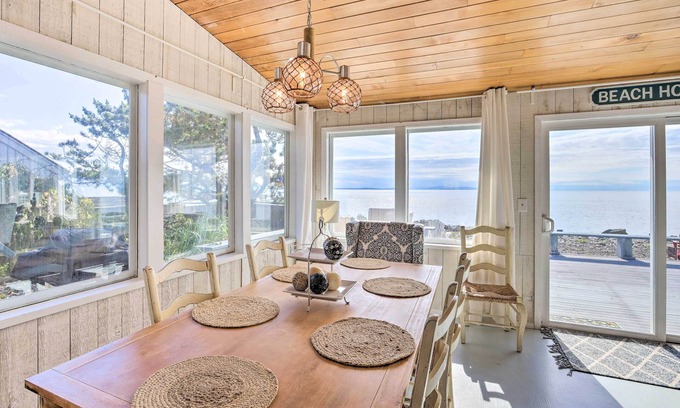 Ferndale Cabaña | Waterfront Ferndale Home: Deck + Beach Access
