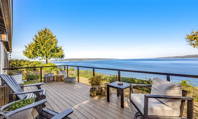 Langley Cabaña | Waterfront gem w/ocean view, large deck, yard, beach access, WiFi - dog-friendly