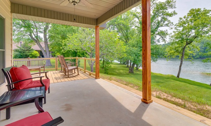 Gassville Casa | Waterfront Getaway w/ Patio on the White River!