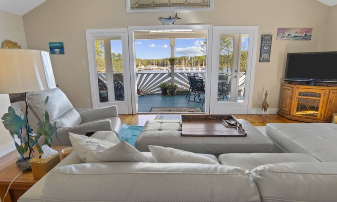 Oriental Apartamento | Waterfront Getaway in sailing village of Oriental