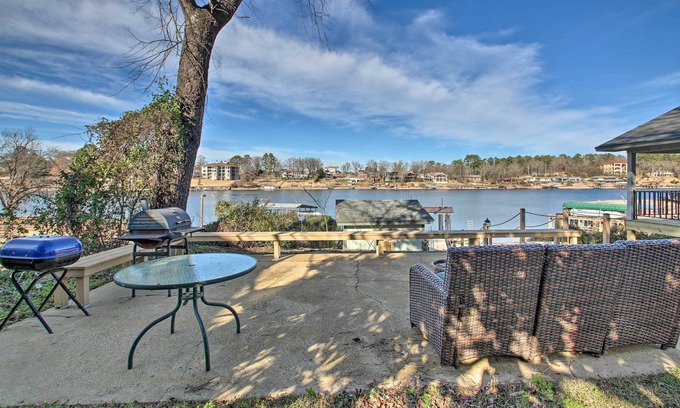 Lake Hamilton Cabaña | Waterfront Getaway w/ Dock on Lake Hamilton!