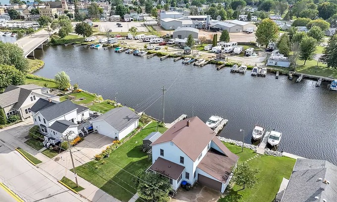 Algoma Casa | Waterfront Getaway with reserved Dock/Boat Slip on Ahnapee River Wifi