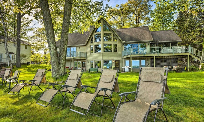 Glen Arbor Condominio | Waterfront Glenn Lake Condo: Gas Grill & Views