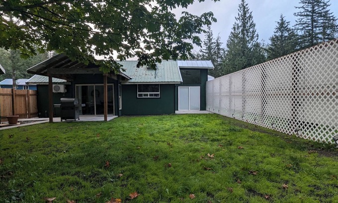 Gold Bar Cabina | Waterfront guest house with WiFi, AC, Hot tub, Sauna. Pet friendly.