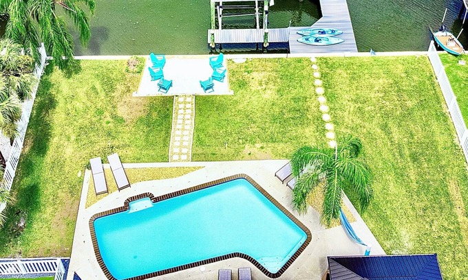 Bay Crest Park Casa | Waterfront, Heated Pool, Kayaks, Paddle Boards, Gameroom, 6BR Home