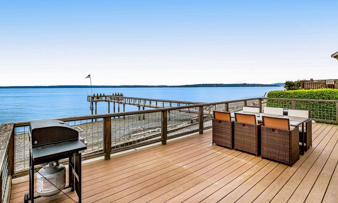 Rollingbay Casa | Waterfront home on Puget Sound with Mt. Rainier/Mt. Baker view & beach access
