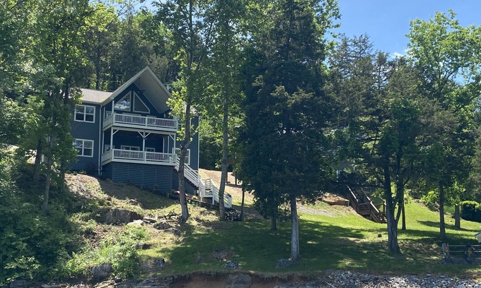 La Follette Casa | Frente al hogar. 6BR / 5B, 2 Story Dock, capacidad para 19 personas. No hay escaleras al agua.