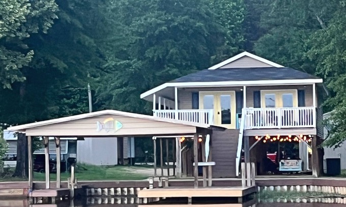 Becker Casa | Waterfront home/boat dock w/ sunset views on the Tenn Tombigbee Waterway.