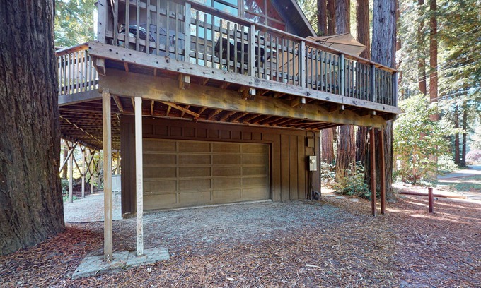 Northwood Casa | Waterfront home by golf course with W/D & full kitchen - dog-friendly