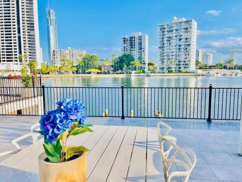 Surfers Paradise Villa | Waterfront home in heart of Surfers Paradise