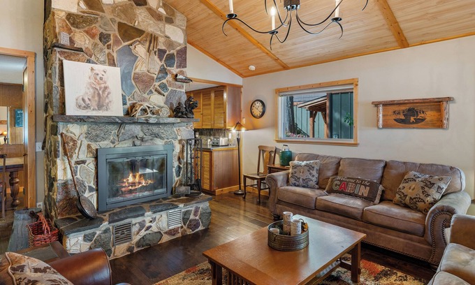 Sandpoint Casa | Waterfront home in Sagle with a dock, hot tub, and large lawn for families
