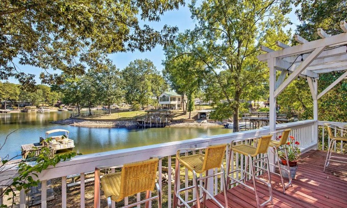 New London Casa | Waterfront Home on Badin Lake with Large Deck!