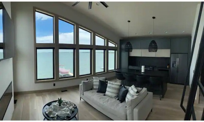 Hamlin County Cabaña | Waterfront Home on Lake Poinsett! 5 queen beds and a Beachfront Bar!! Sleeps 10