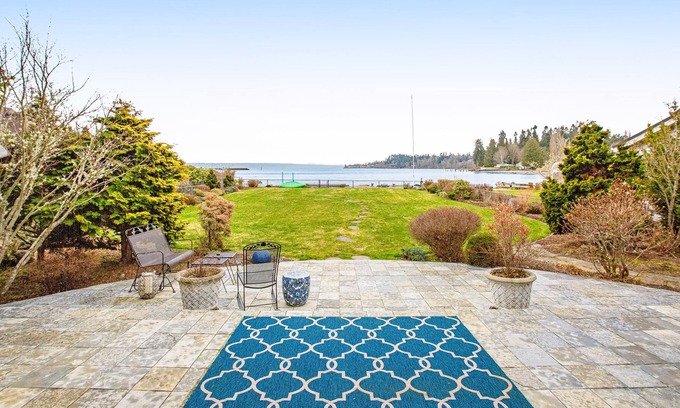 Kingston Casa | Waterfront home on Puget Sound with hot tub, grill, kayaks, & sunrise view