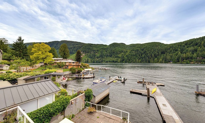 Bellingham Casa | Waterfront Home on Lake Samish w/ Hot Tub & Dock!