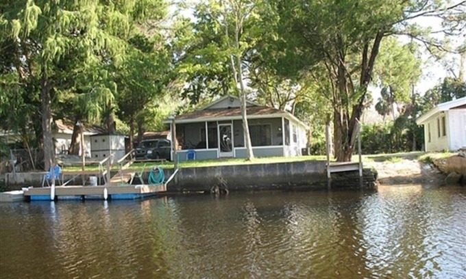 Spring Hill Casa | Frente al hogar en el hermoso Weeki Wachee