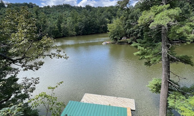 Goodview Casa | Waterfront home with 3 bedrooms and free parking