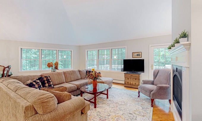 Raymond Casa | Waterfront home with a fireplace, grill, deck, washer/dryer, & AC - dog-friendly