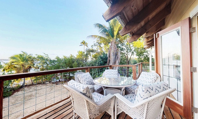 Plantation Casa | Casa frente al agua con vista al mar, un muelle de pesca y más!