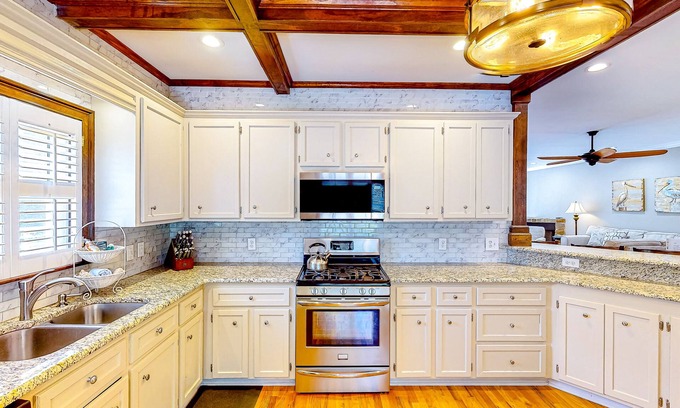 Leesville Casa | Waterfront home with private dock, boat ramp, large deck, grill, & W/D