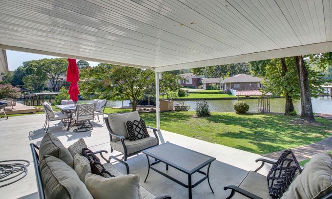 Hot Springs Casa | Waterfront Hot Springs Home with Dock and Porch!