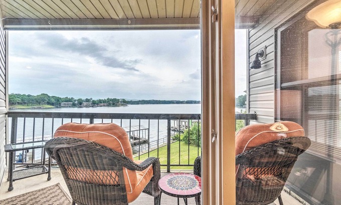 Lake Hamilton Apartamento | Waterfront Hot Springs Condo: Pool, Hot Tub Access