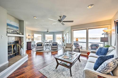 Lake Hamilton Apartamento | Waterfront Hot Springs Condo Pool, Hot Tub Access