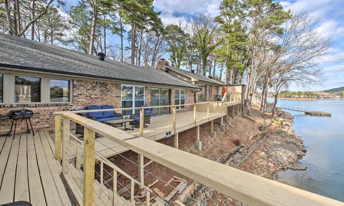 Piney Casa | Waterfront Hot Springs Home with Private Dock!