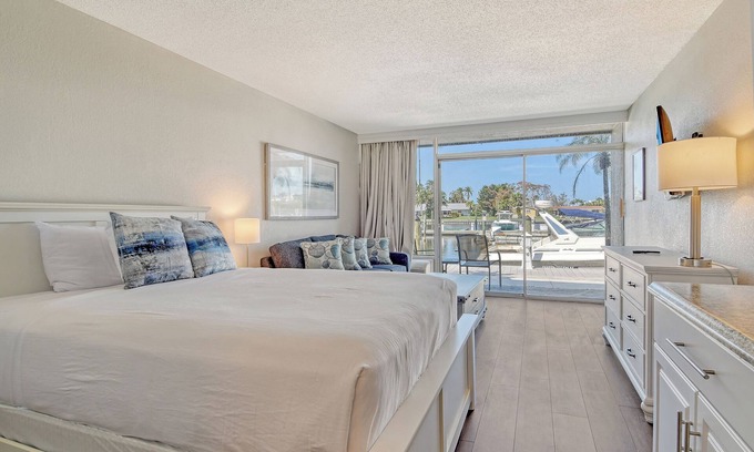 Whitfield Apartamento | Waterfront Hotel Room, Huge Pool, Tiki Bar, Close to Beaches & Great Food!