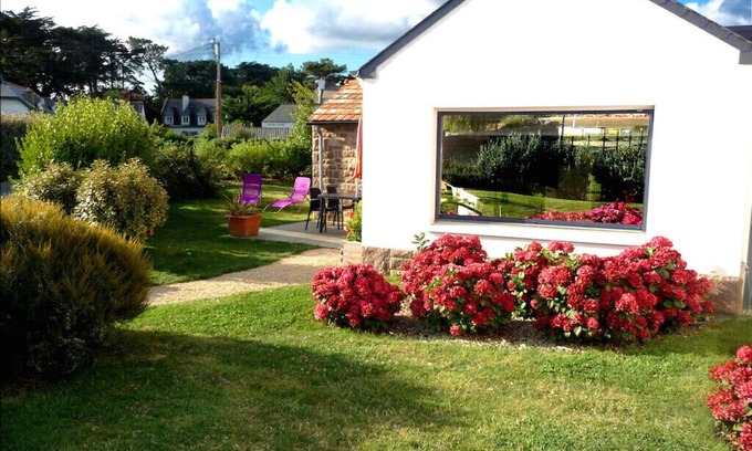 Tregastel Casa | Waterfront house on GR34, beaches, shops on site TREGASTEL pink granite