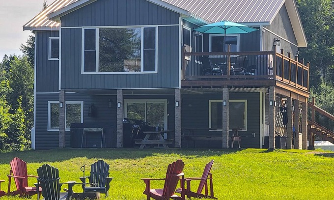 Renfrew County Casa | Waterfront House, Privacy, Outside Hot Tub&Barrel Sauna, WiFi, Fishing, Kayaking
